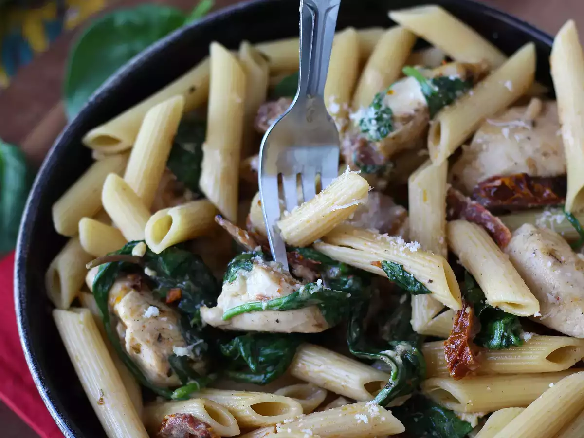 Marry Me Chicken Pasta: macarrão cremoso com frango, tomates secos e parmesão - foto 6