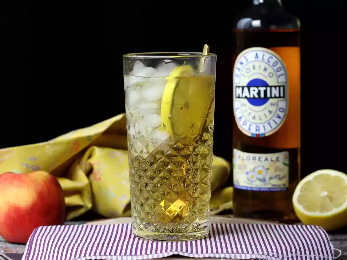 Martini Spritz sem álcool, um coquetel doce e floral para o aperitivo