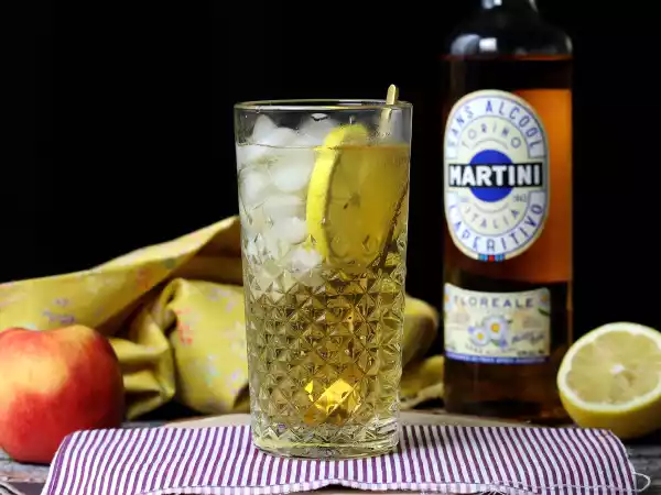 Receita Martini spritz sem álcool, um coquetel doce e floral para o aperitivo