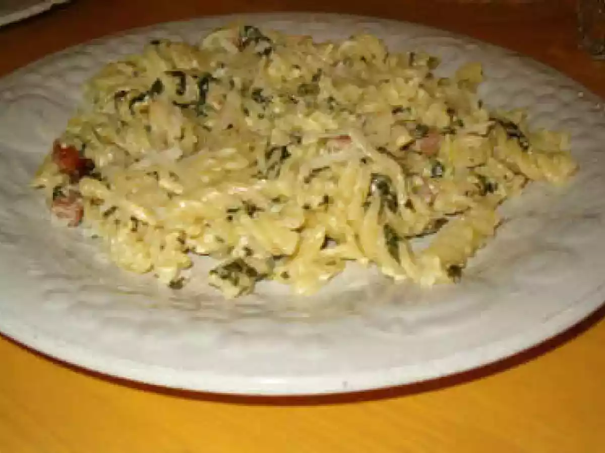 Massa carbonara com espinafres