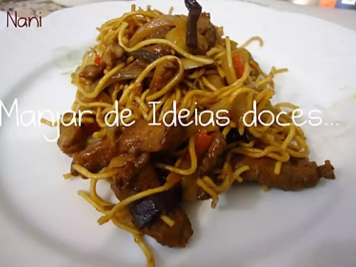 Massa Chinesa com Carne de Porco e Legumes