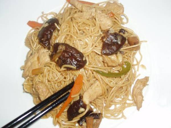 Noodles com peru, ananás e legumes chineses - Receita Petitchef