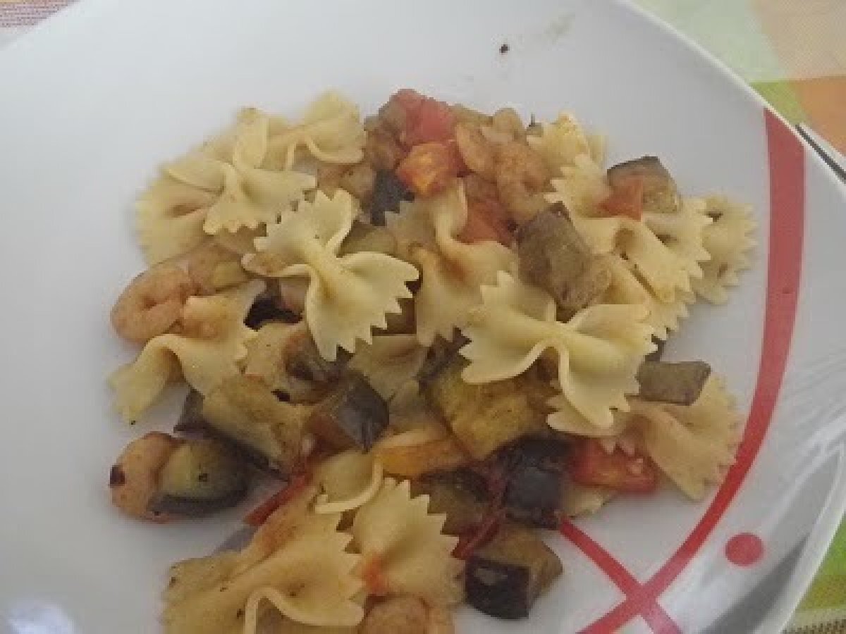 Massa com beringela, camarão e tomate