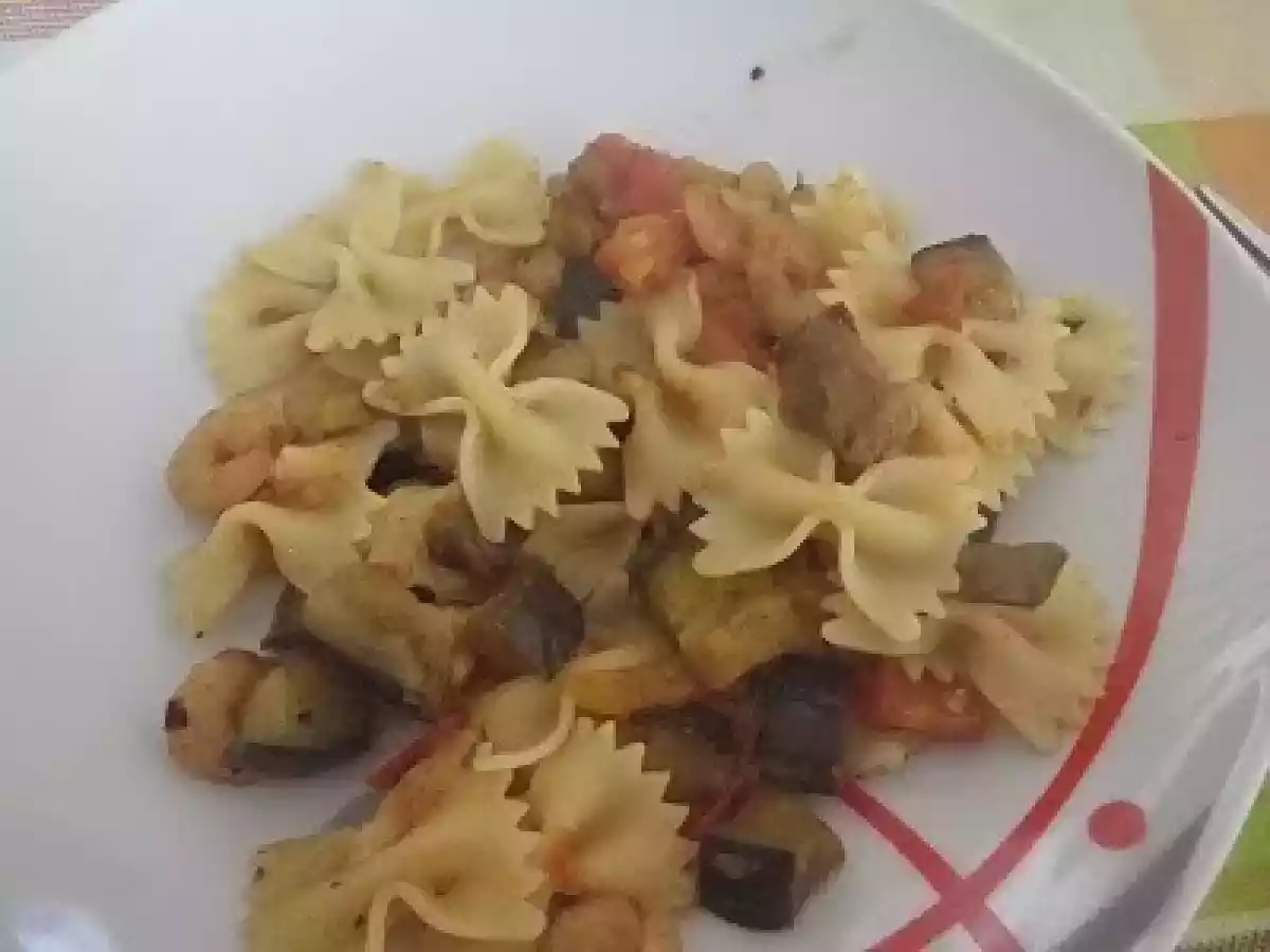 Massa com beringela, camarão e tomate