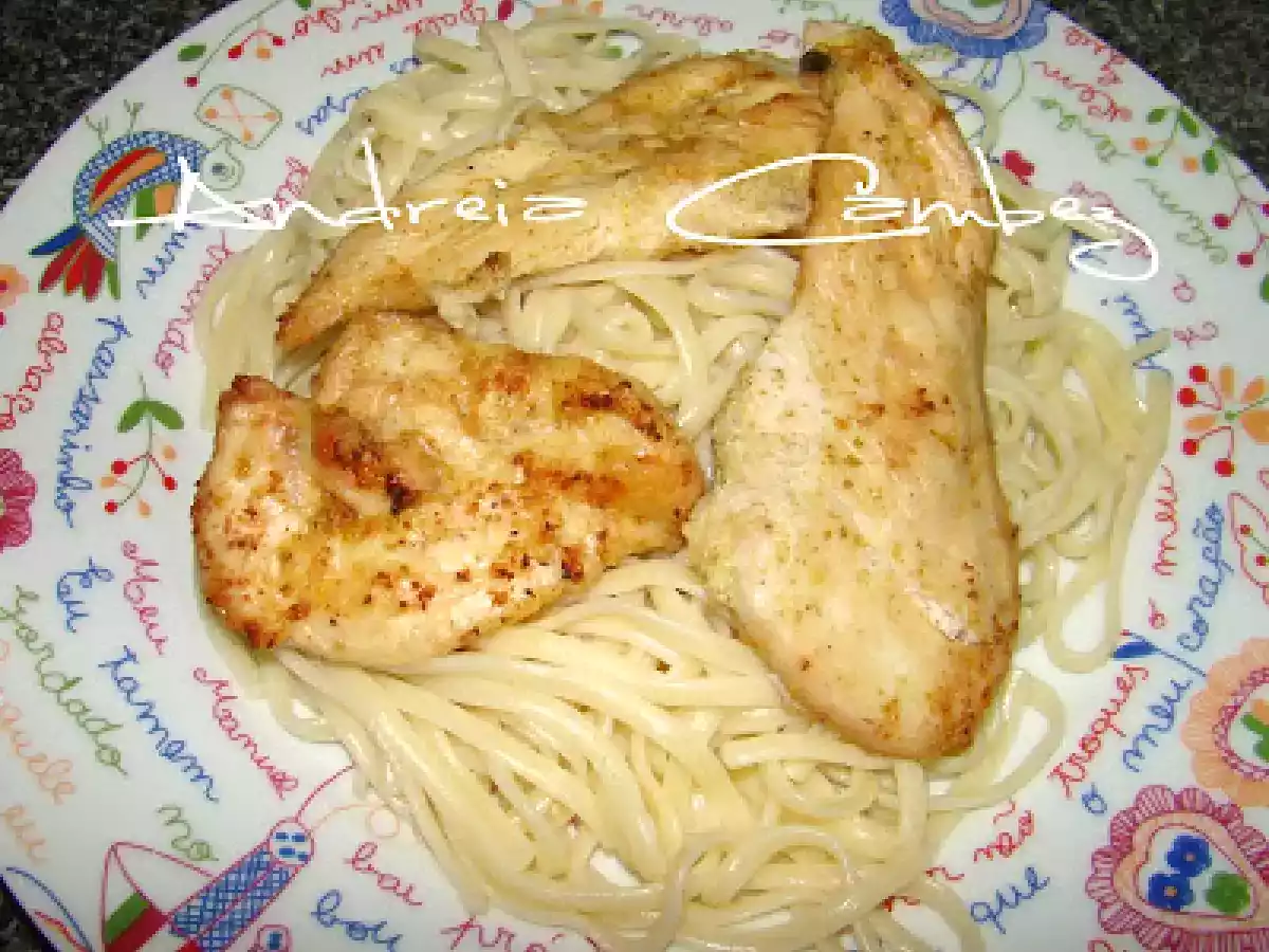Massa com frango e molho de tomate com cogumelos