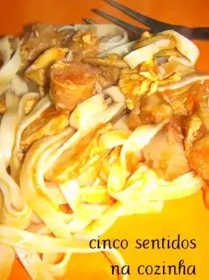 Massa com frango e salsichas