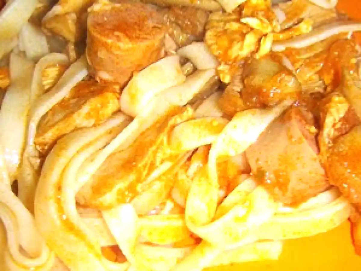 Massa com frango e salsichas