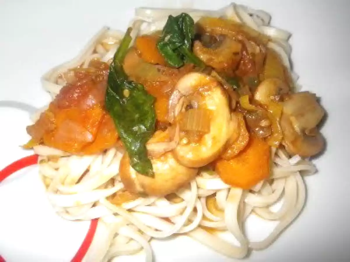 Massa com legumes e ervas aromáticas