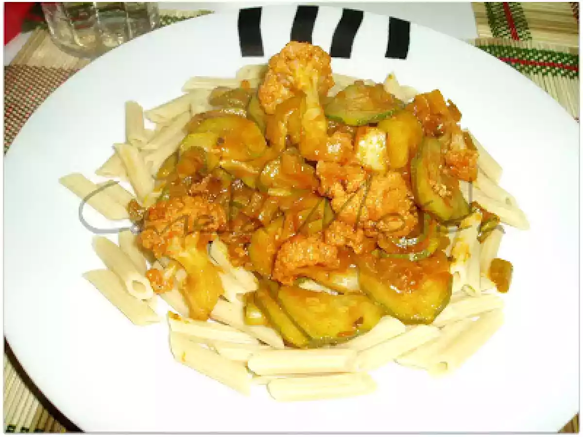 Massa com molho de couve-flor e courgette