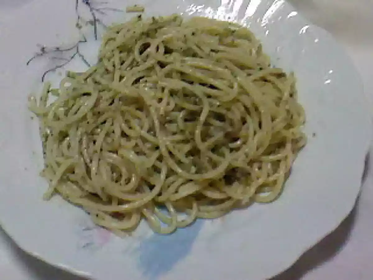 Massa com molho pesto de manjericão