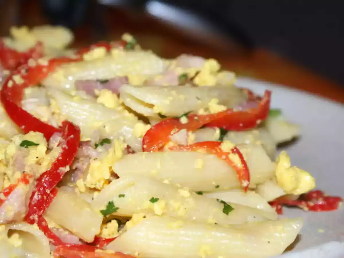 Massa com ovos mexidos e pimentos