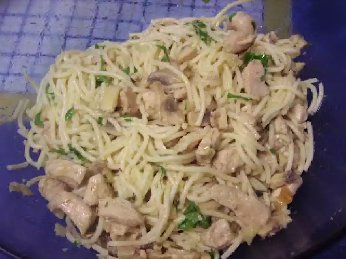 Massa com tomilho, frango e limão