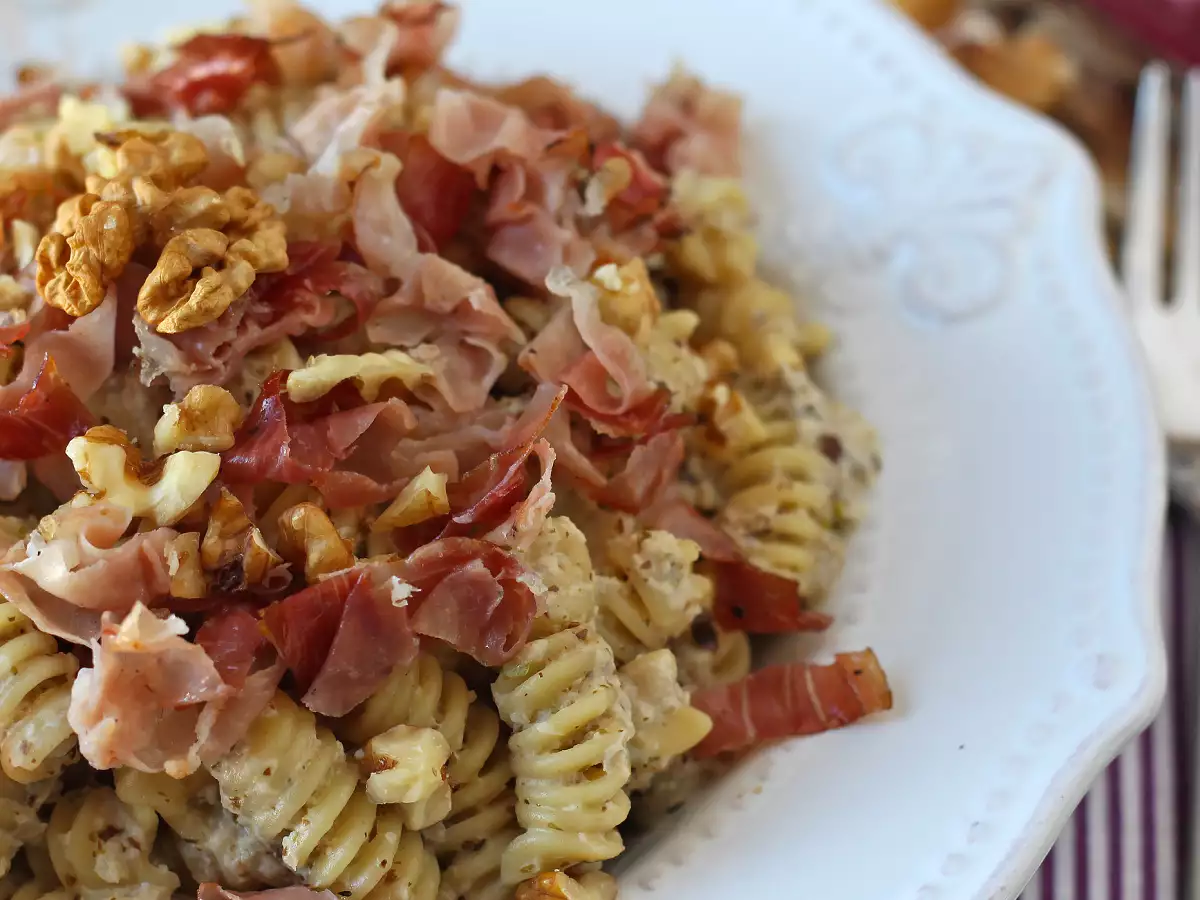 Massa cremosa com radicchio, bacon crocante e nozes: receita rápida, sofisticada e irresistível - foto 3