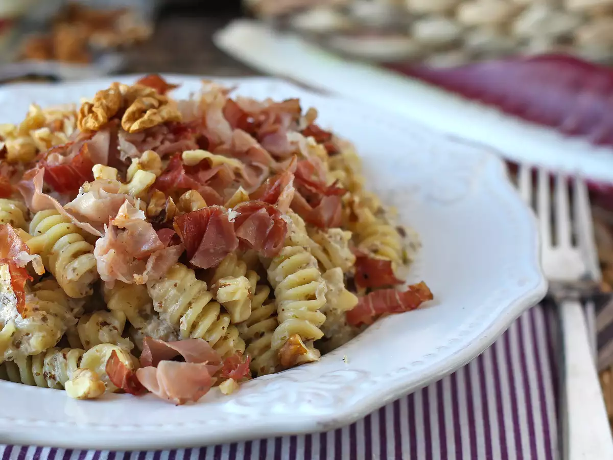 Massa cremosa com radicchio, bacon crocante e nozes: receita rápida, sofisticada e irresistível - foto 4