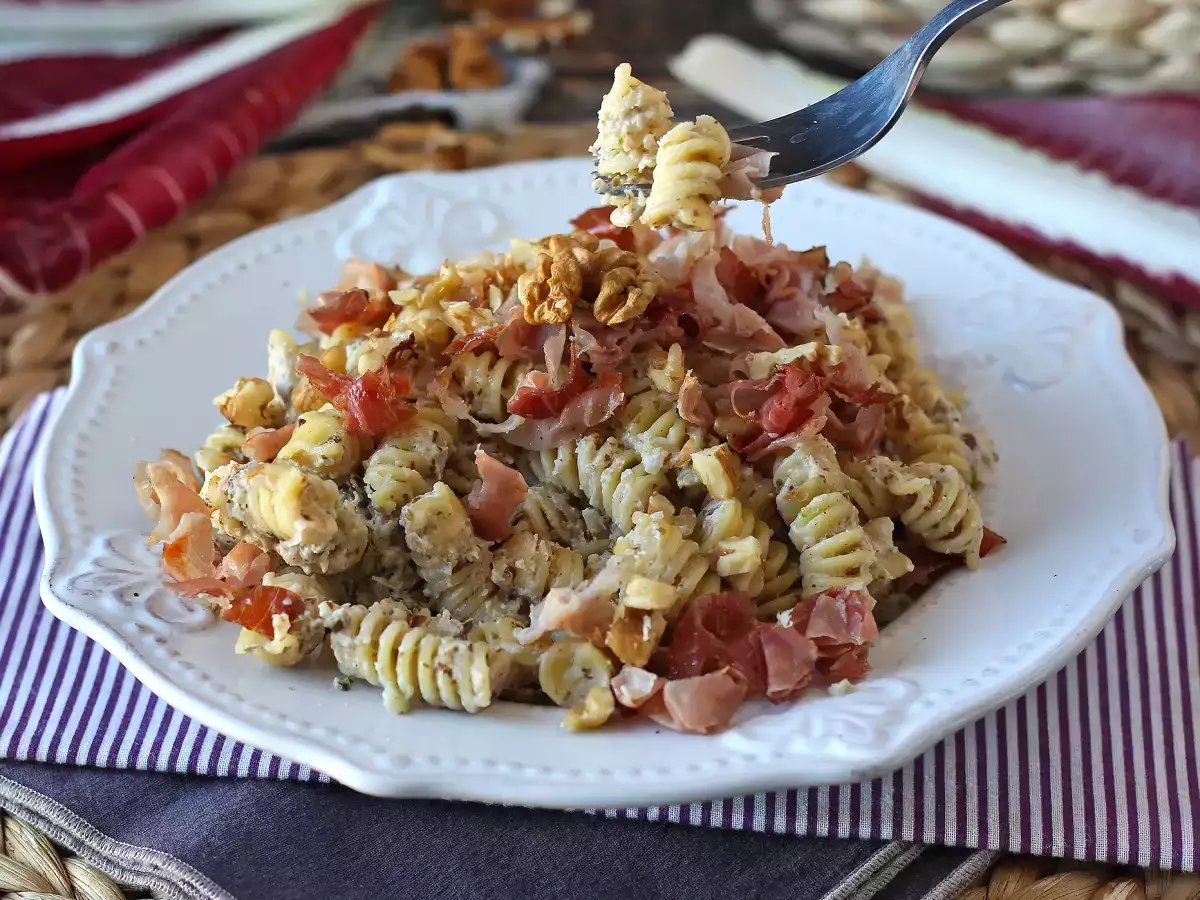 Massa cremosa com radicchio, bacon crocante e nozes: receita rápida, sofisticada e irresistível - foto 6
