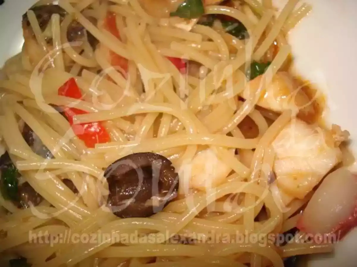 MASSA DE BACALHAU, DELICAS DO MAR E AZEITONAS AROMATIZADO DE OREGÃOS E COENTROS..