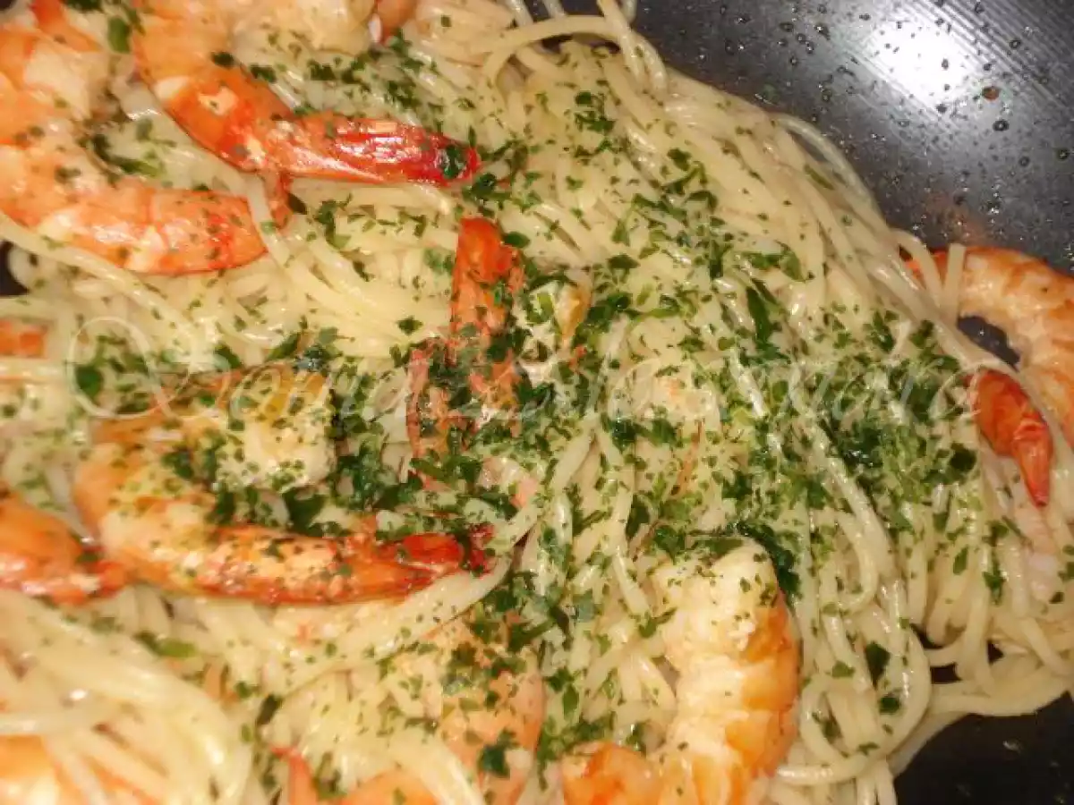 MASSA DE GAMBAS POLVILHADA DE COENTROS...