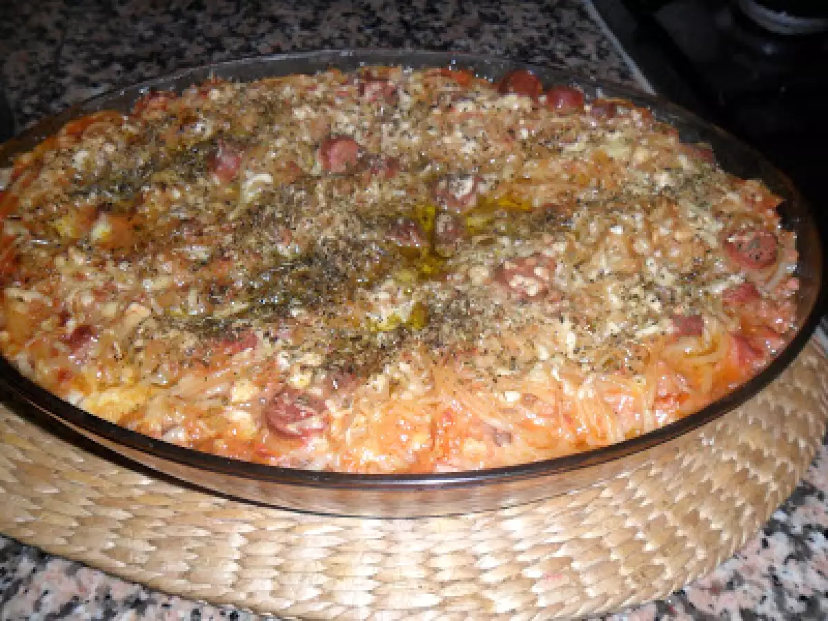 Massa em Sopa de Tomate com Salsichas e Carne Picada