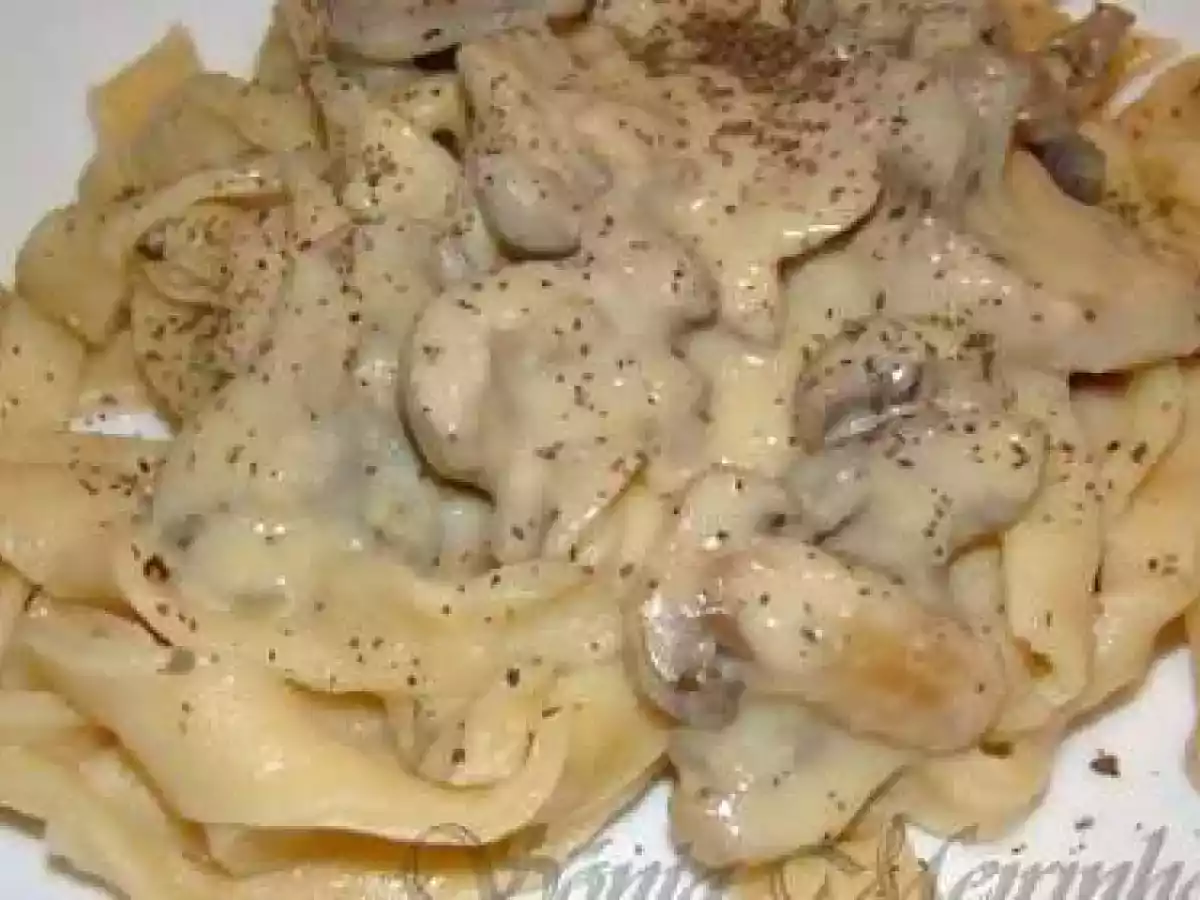Massa Fettuccine Caseira com Molho de Natas de Soja e Cogumelos