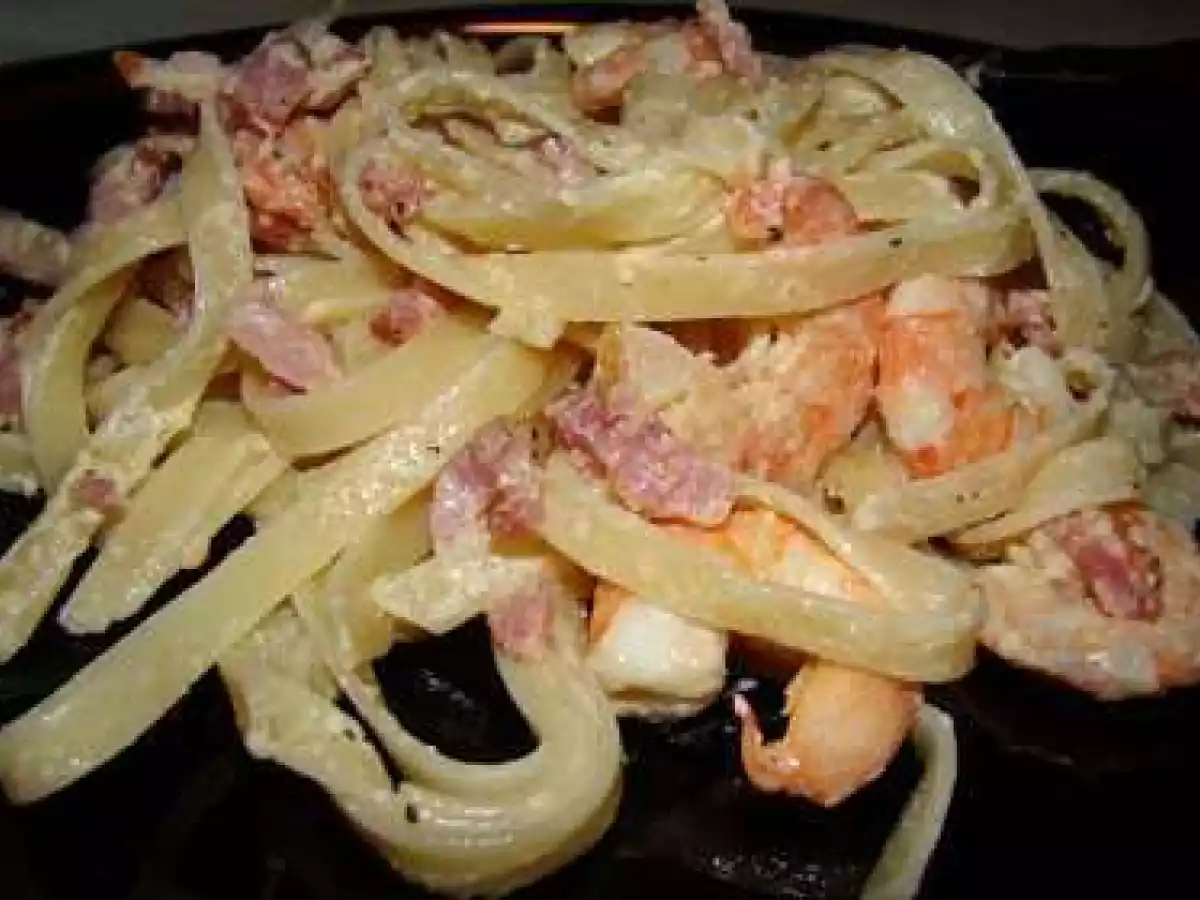 Massa Fettuccine com camarões, aromatizado com manjericão