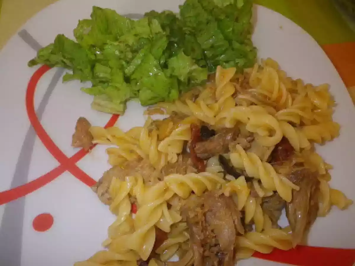 Massa fusilli com peru, tomate seco e azeitonas