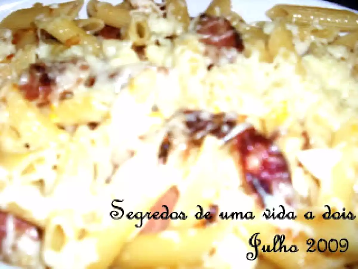 Massa gratinada com salsichas