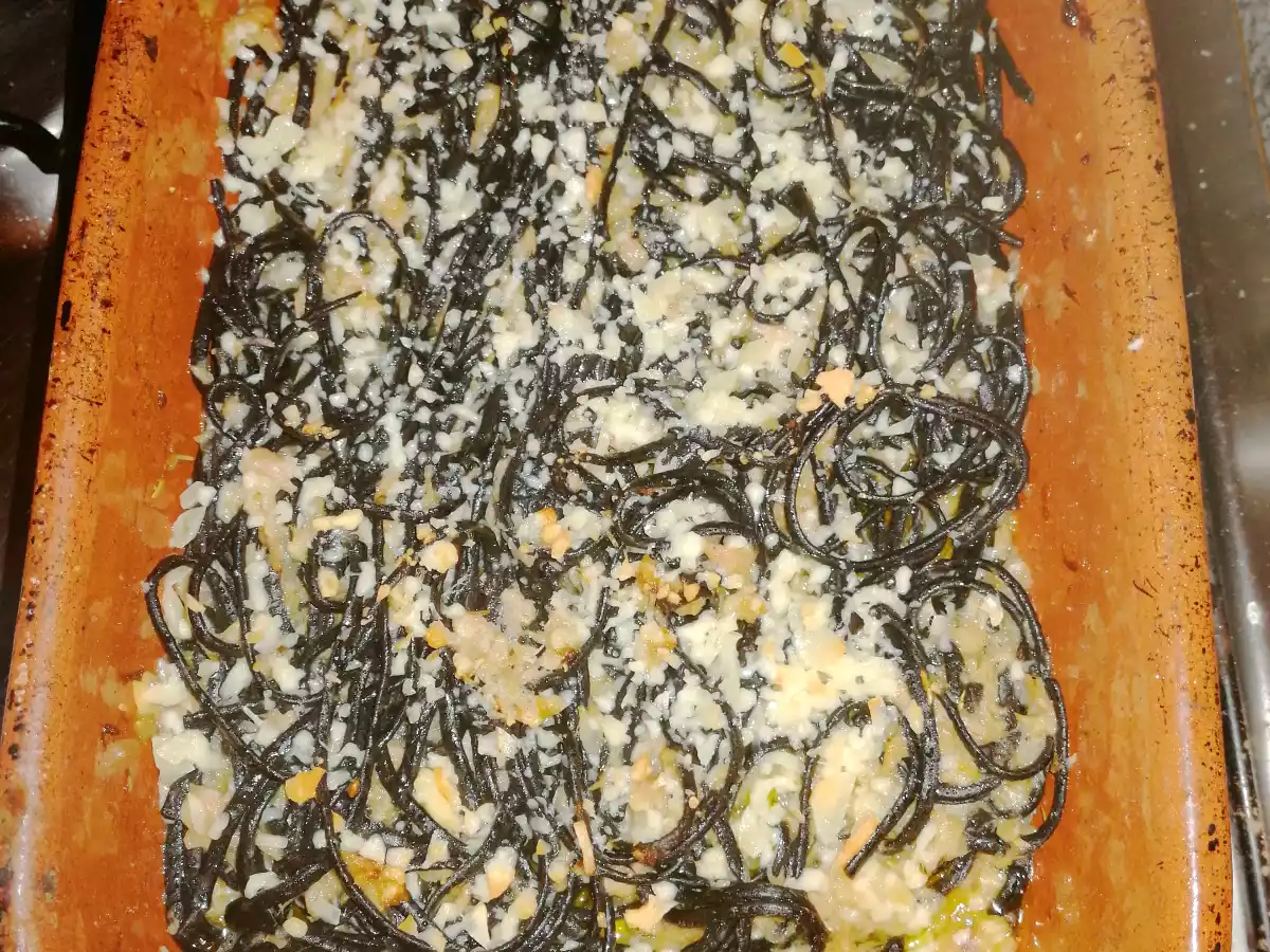Massa Nero ao atum com molho de manteiga