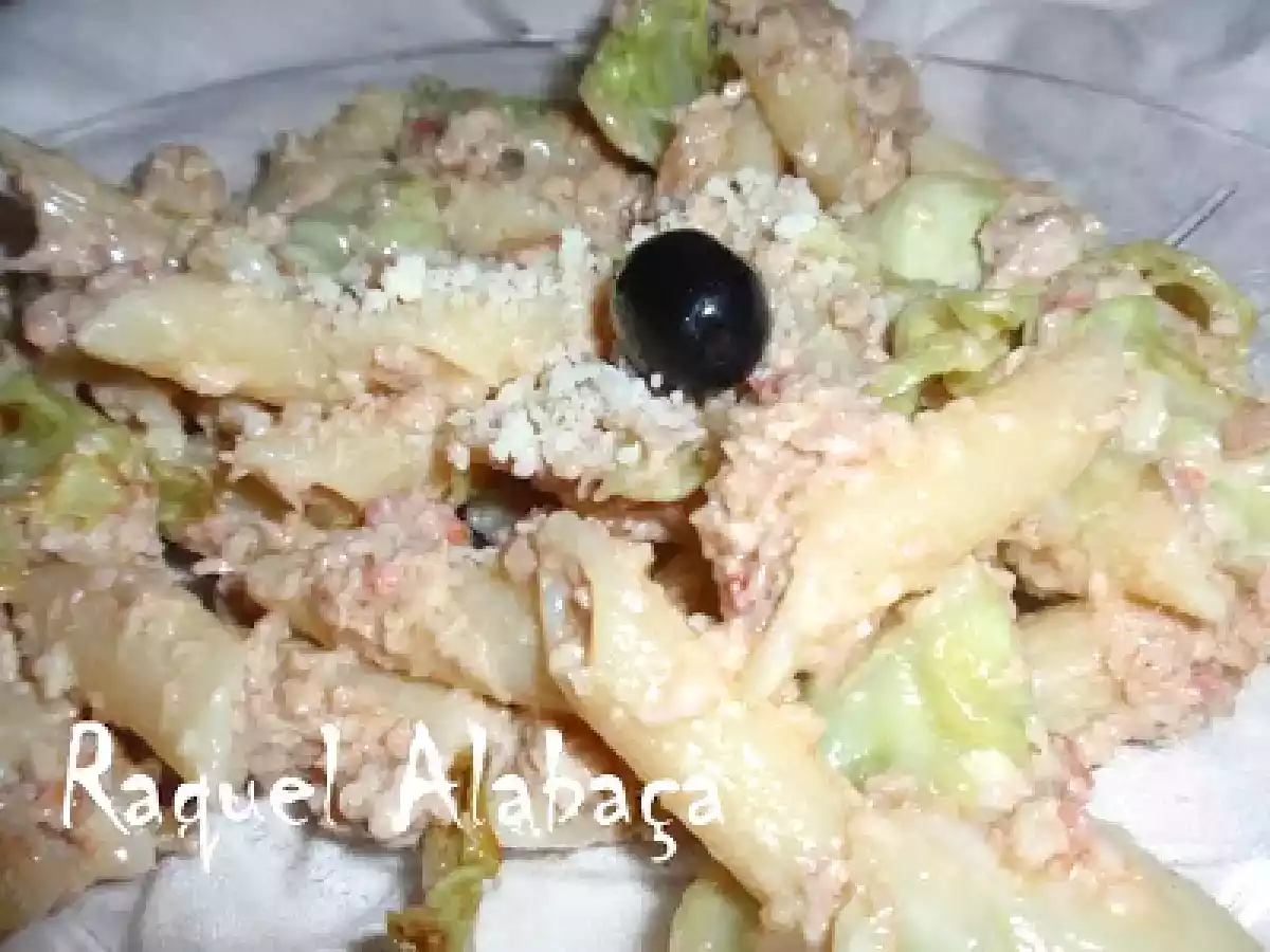 Massa Penne com carne picada e couve lombarda