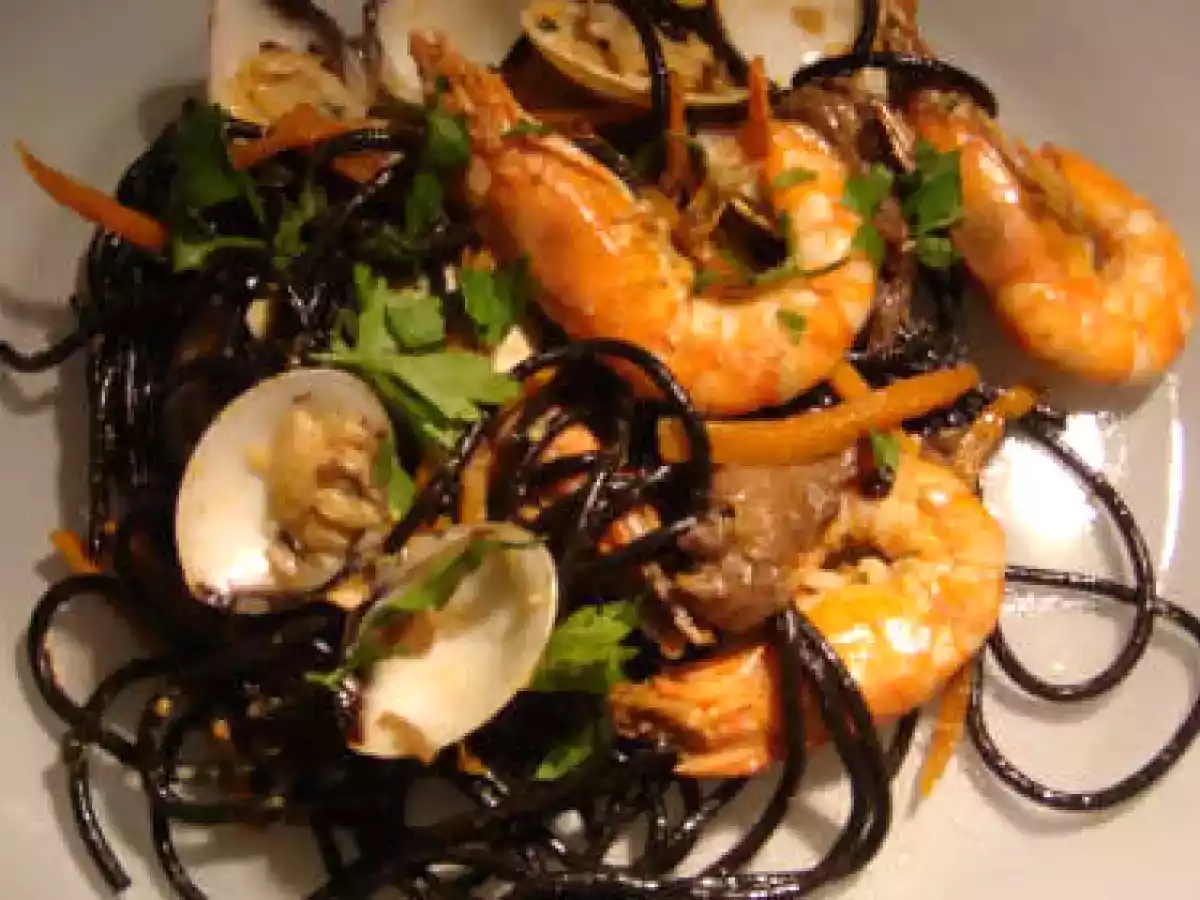 Massa preta com gambas e amêijoas