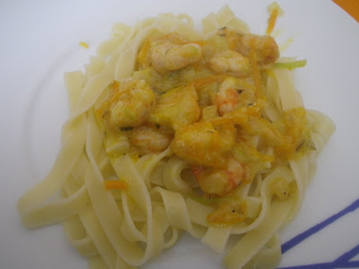 Massa Tagliatteli com Camarao e Iogurte Natural