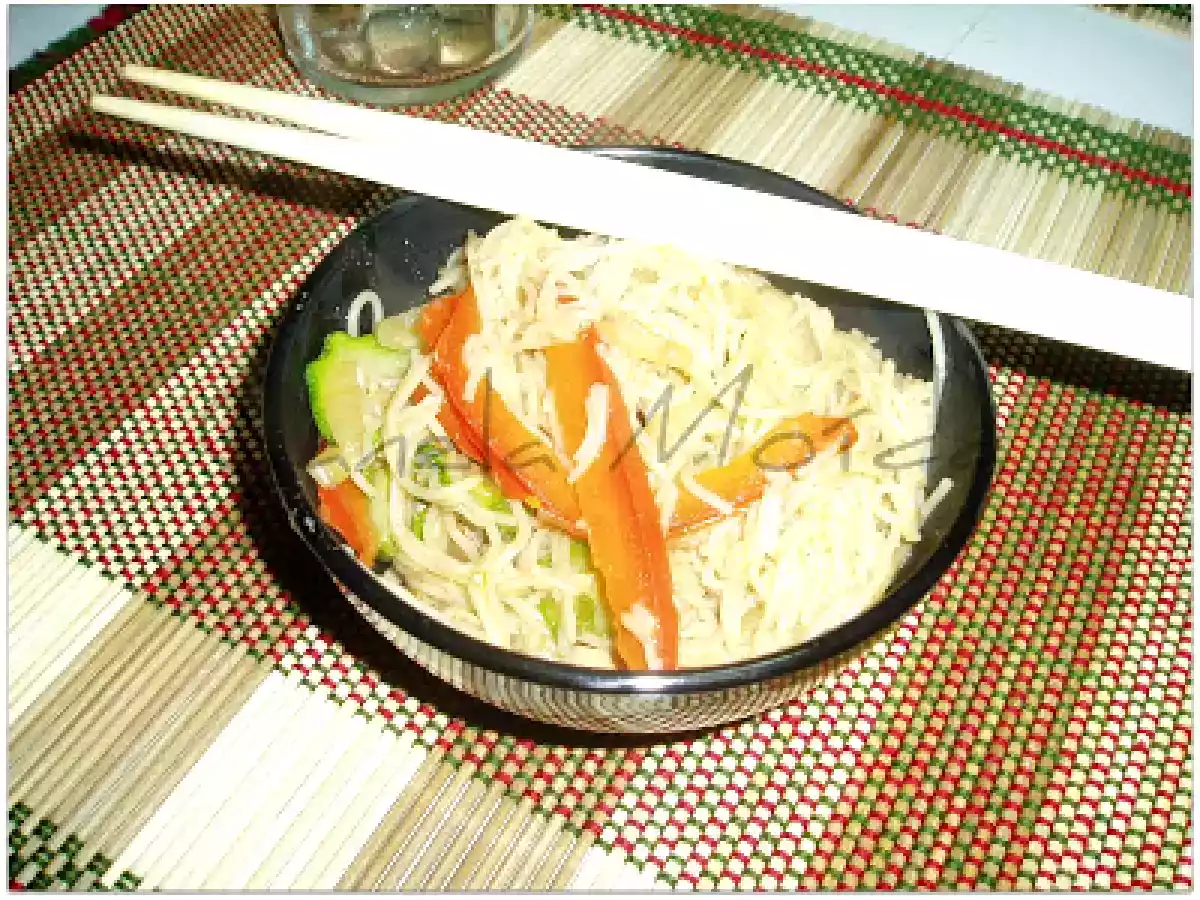 Massa thai com tofu e legumes