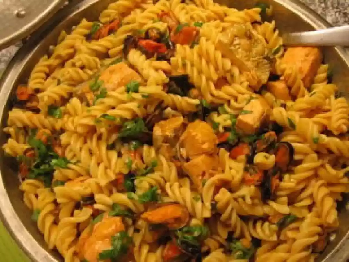 Massada Cataplana de Salmão e Mexilhão