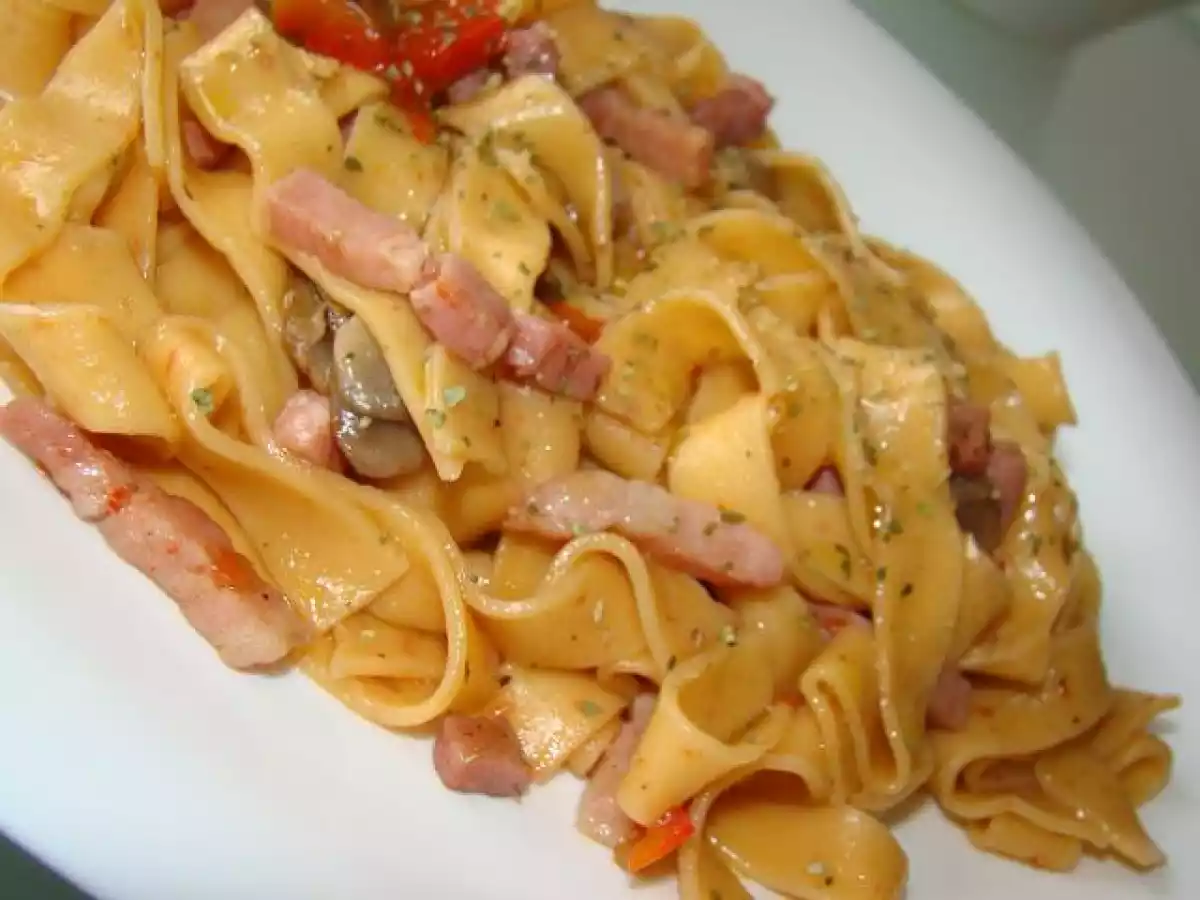Massada de Talharim de Malagueta com Cogumelos Frescos, Bacon e Pimento