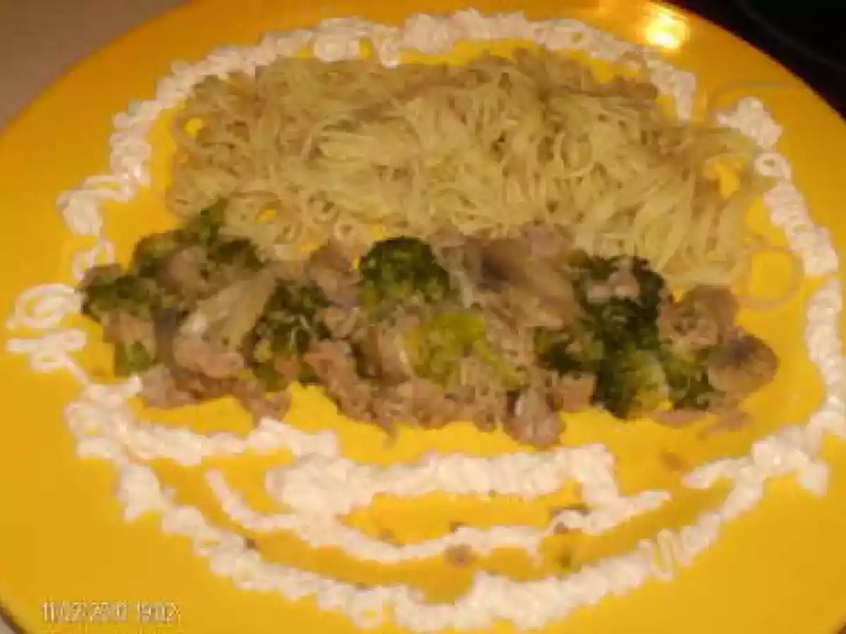 Massinha Chinesa com Broculos, Cogumelos e Atum