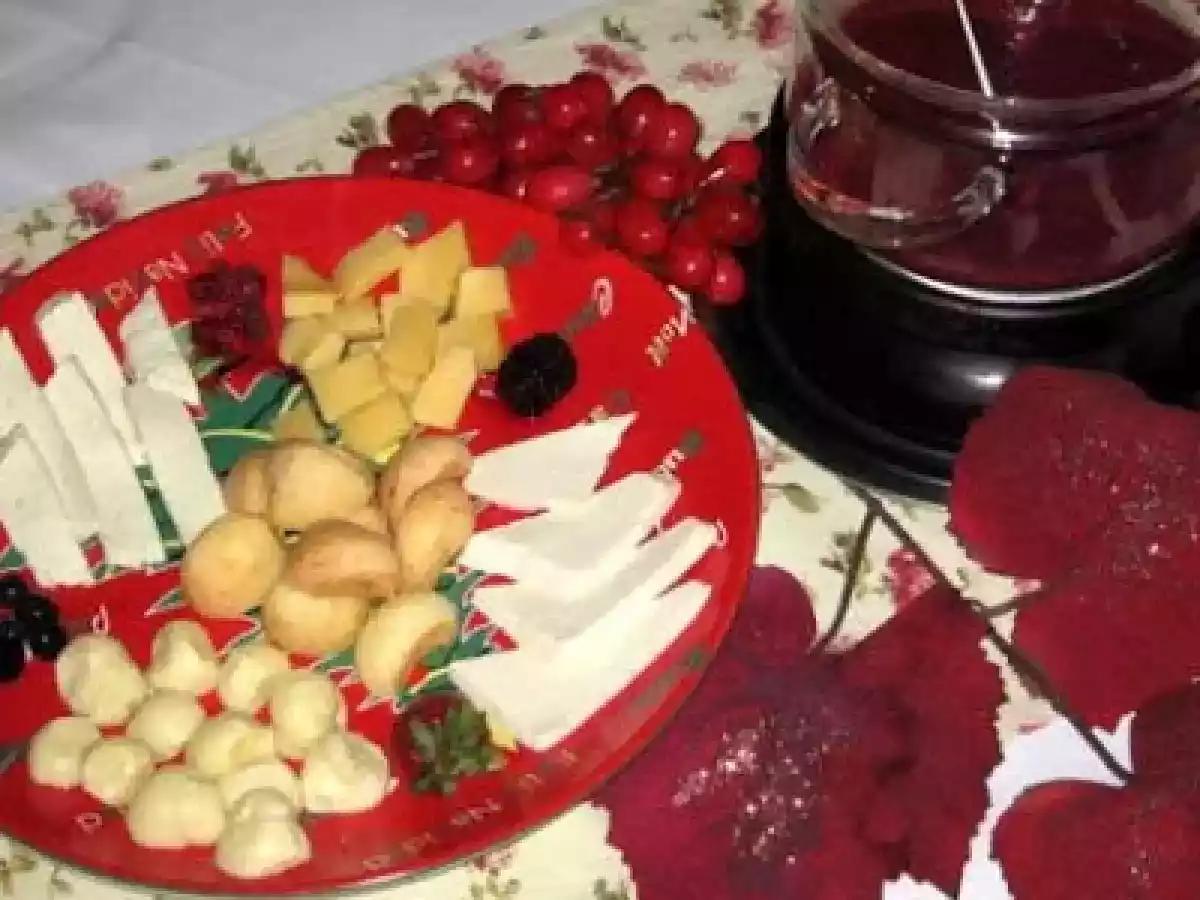 Matterhorn - Fondue de frutas vermelhas com queijos e pão de queijo