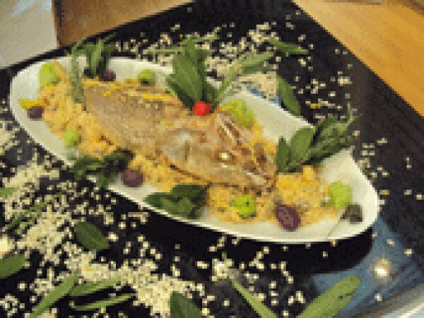 Peixe assado com farofa de camarão Peixe assado com farofa de camarão