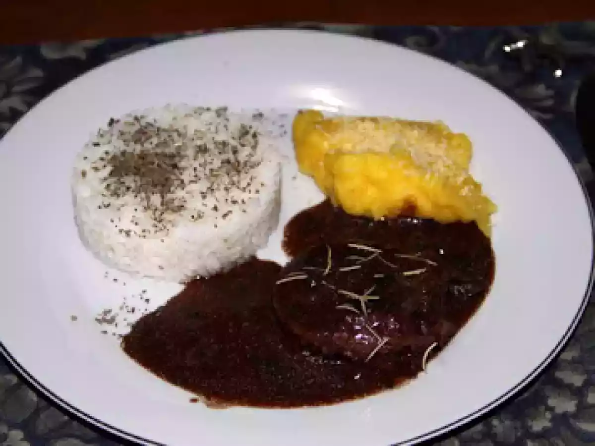 Medalhão de filé com molho de vinho e purê de mandioquinha - foto 2
