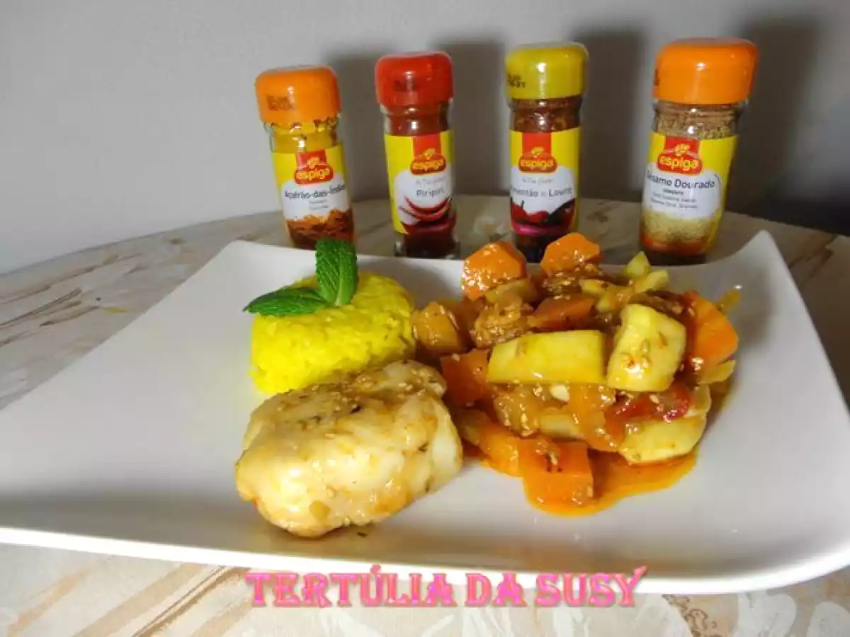 Medalhões de pescada com legumes e arroz de açafrão