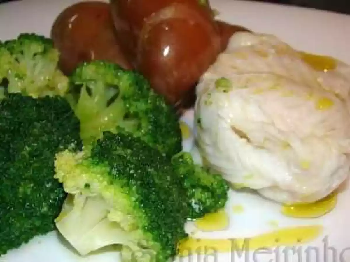 Medalhões de Pescada Cozidos com Batatas e Bróculos