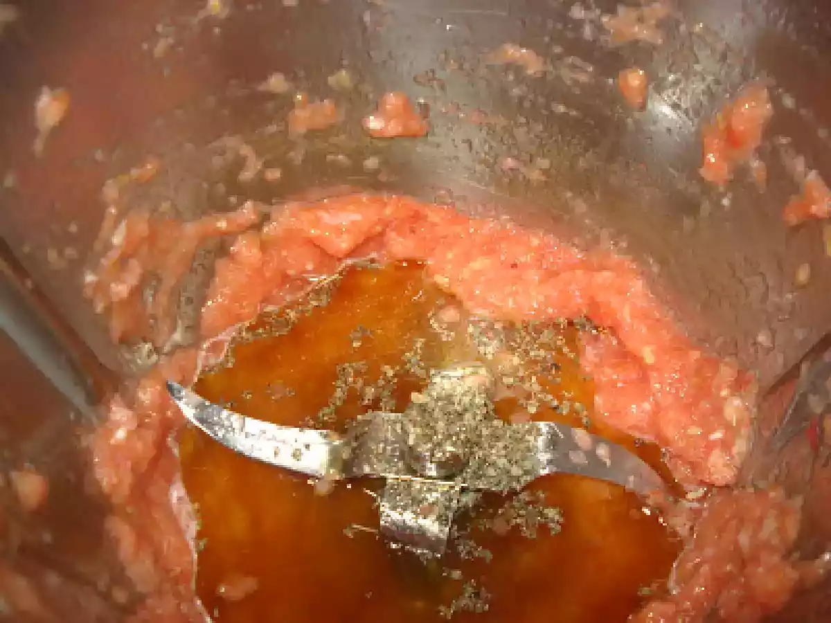 MEDALHÕES DE PESCADA ESTUFADOS COM GAMBAS, ACOMPANHADOS DE BATATA E ERVILHA...