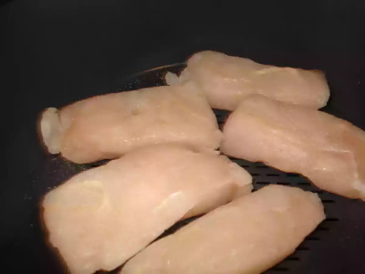 MEDALHÕES DE PESCADA ESTUFADOS COM GAMBAS, ACOMPANHADOS DE BATATA E ERVILHA... - foto 3