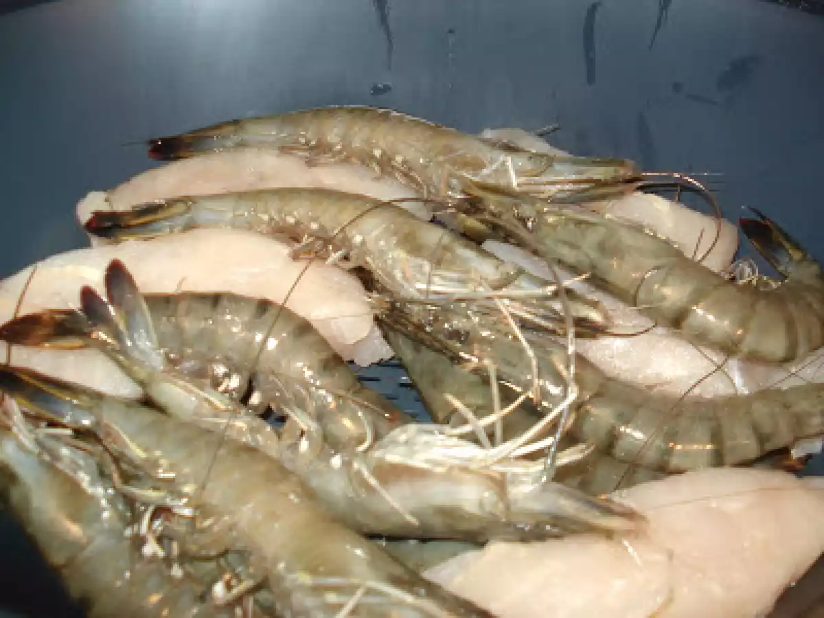 MEDALHÕES DE PESCADA ESTUFADOS COM GAMBAS, ACOMPANHADOS DE BATATA E ERVILHA... - foto 5