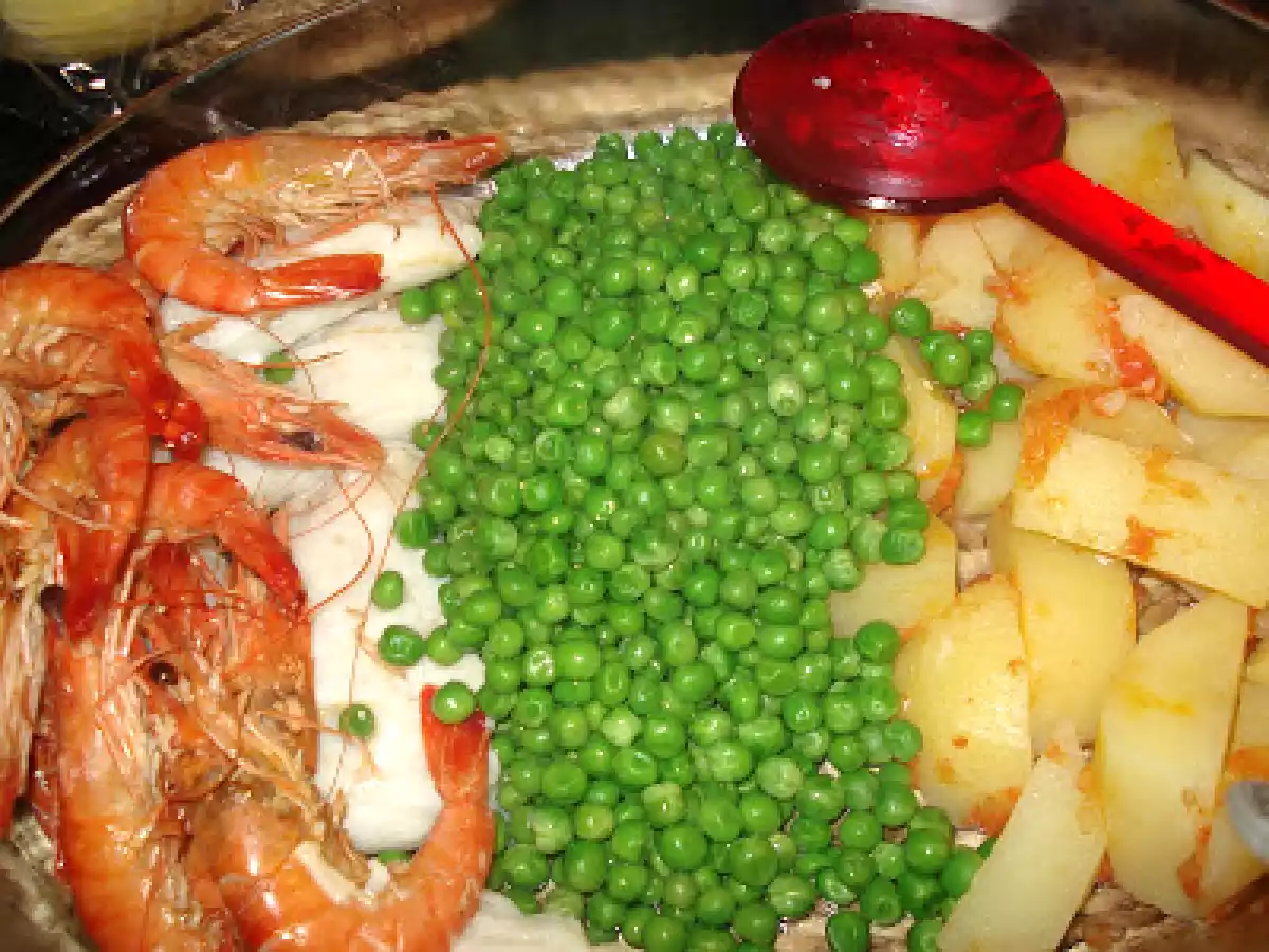 MEDALHÕES DE PESCADA ESTUFADOS COM GAMBAS, ACOMPANHADOS DE BATATA E ERVILHA... - foto 6