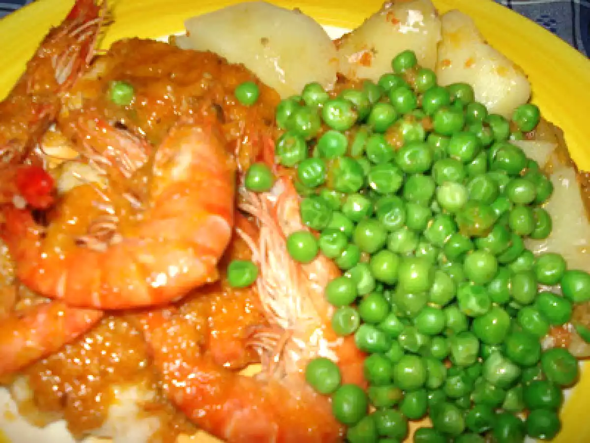 MEDALHÕES DE PESCADA ESTUFADOS COM GAMBAS, ACOMPANHADOS DE BATATA E ERVILHA... - foto 8