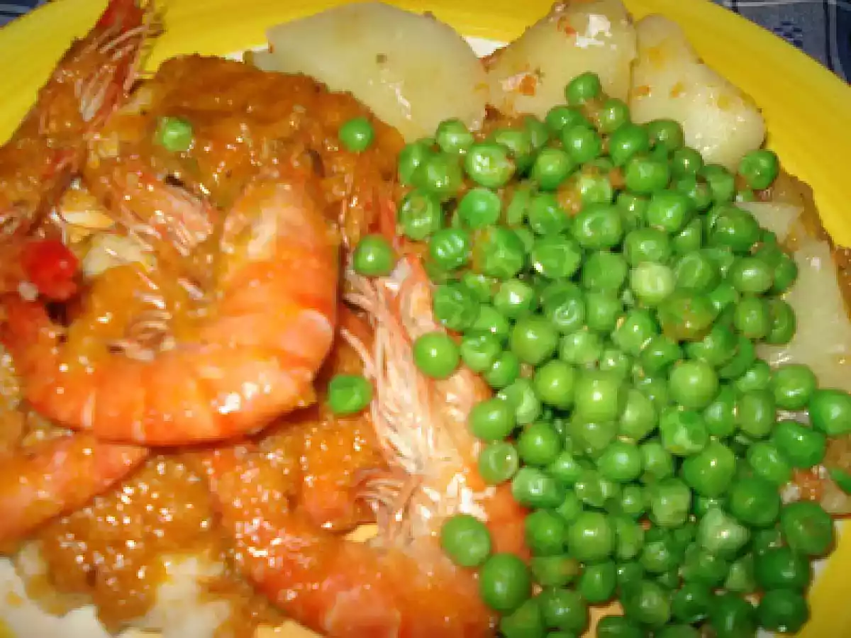 MEDALHÕES DE PESCADA ESTUFADOS COM GAMBAS, ACOMPANHADOS DE BATATA E ERVILHA...