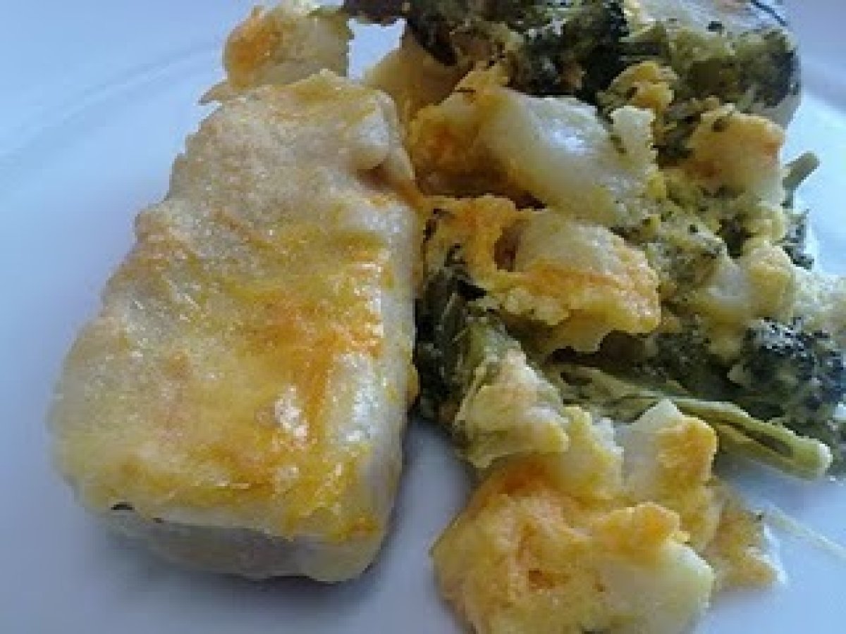 Medalhões de Pescada Gratinados com Brócolos e Couve-Flor