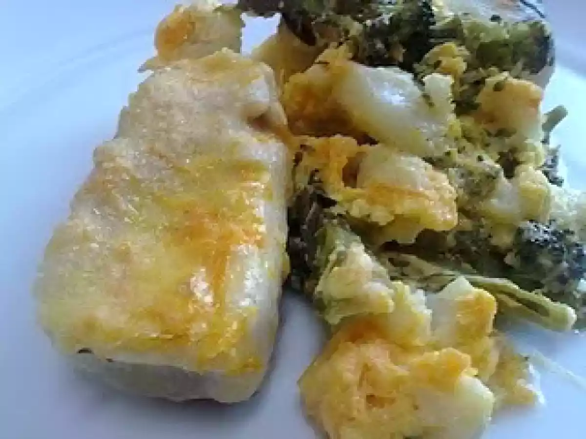 Medalhões de Pescada Gratinados com Brócolos e Couve-Flor