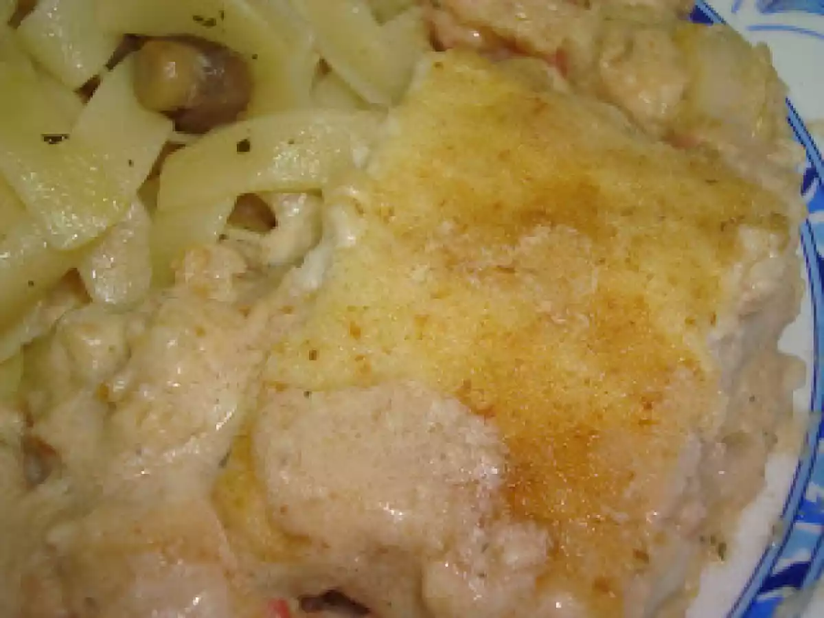 Medalhões de pescada gratinados com molho de camarão
