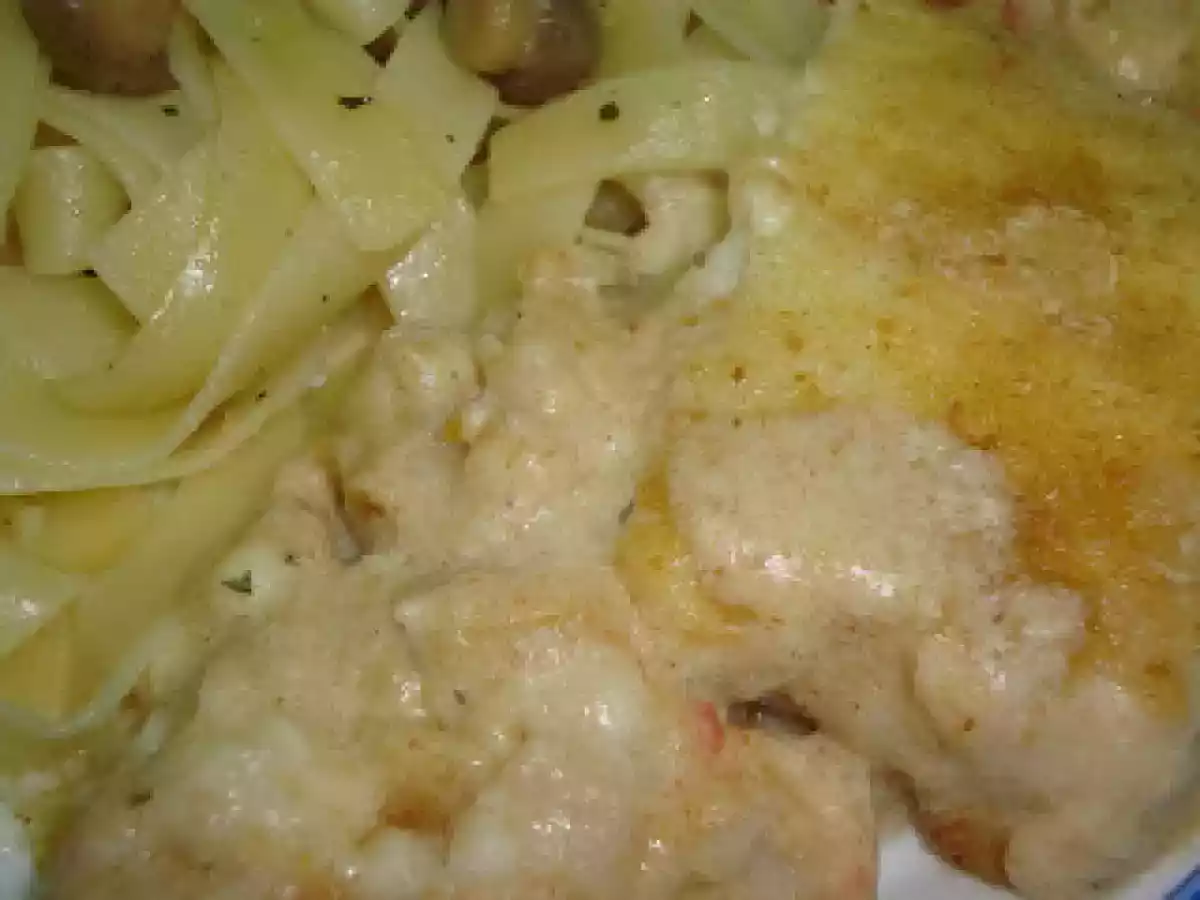 Medalhões de pescada gratinados com molho de camarão - foto 2