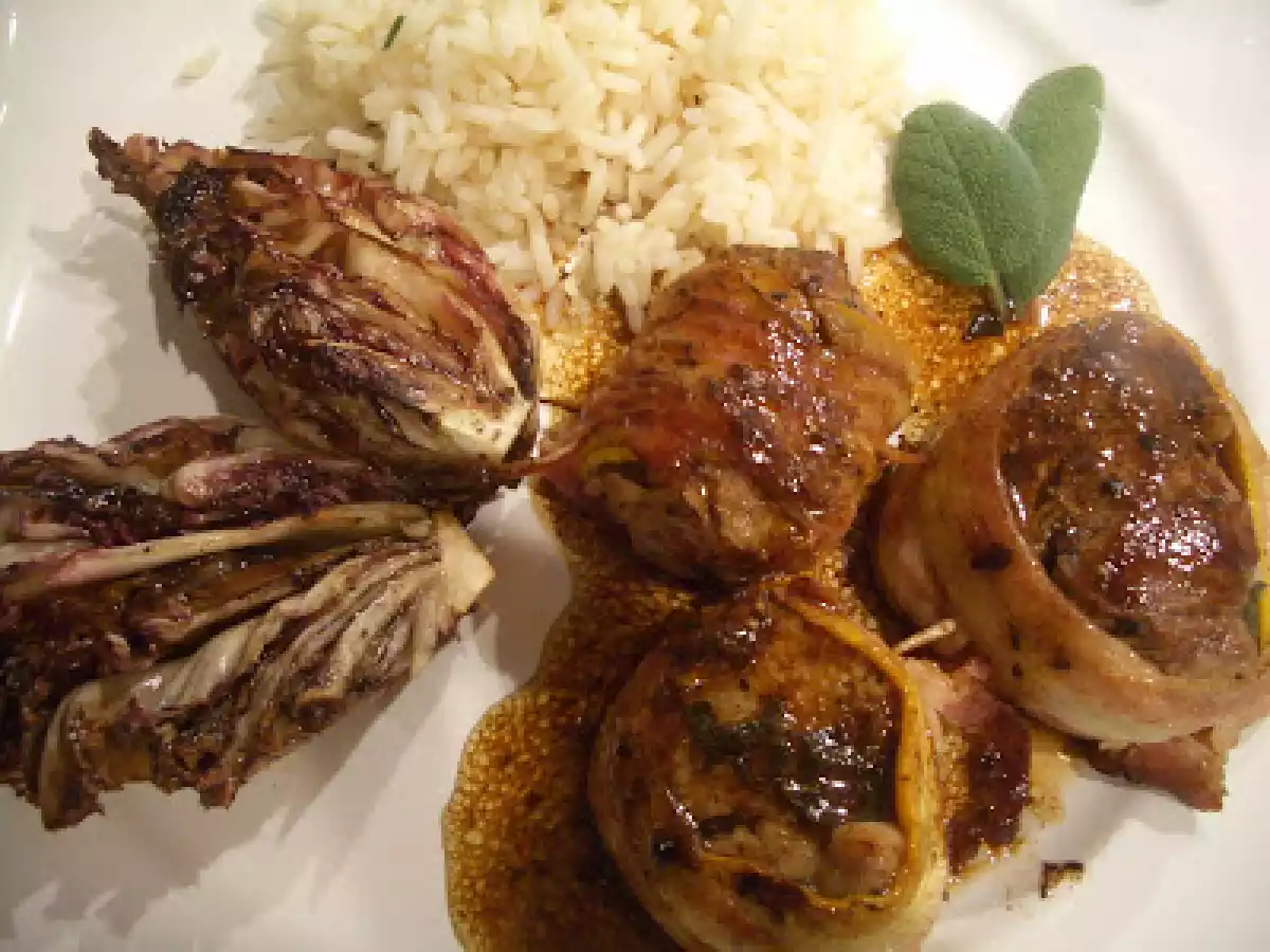 Medalhoes de porco enrolados com abobrinha amarela e radicchio ao forno - foto 2